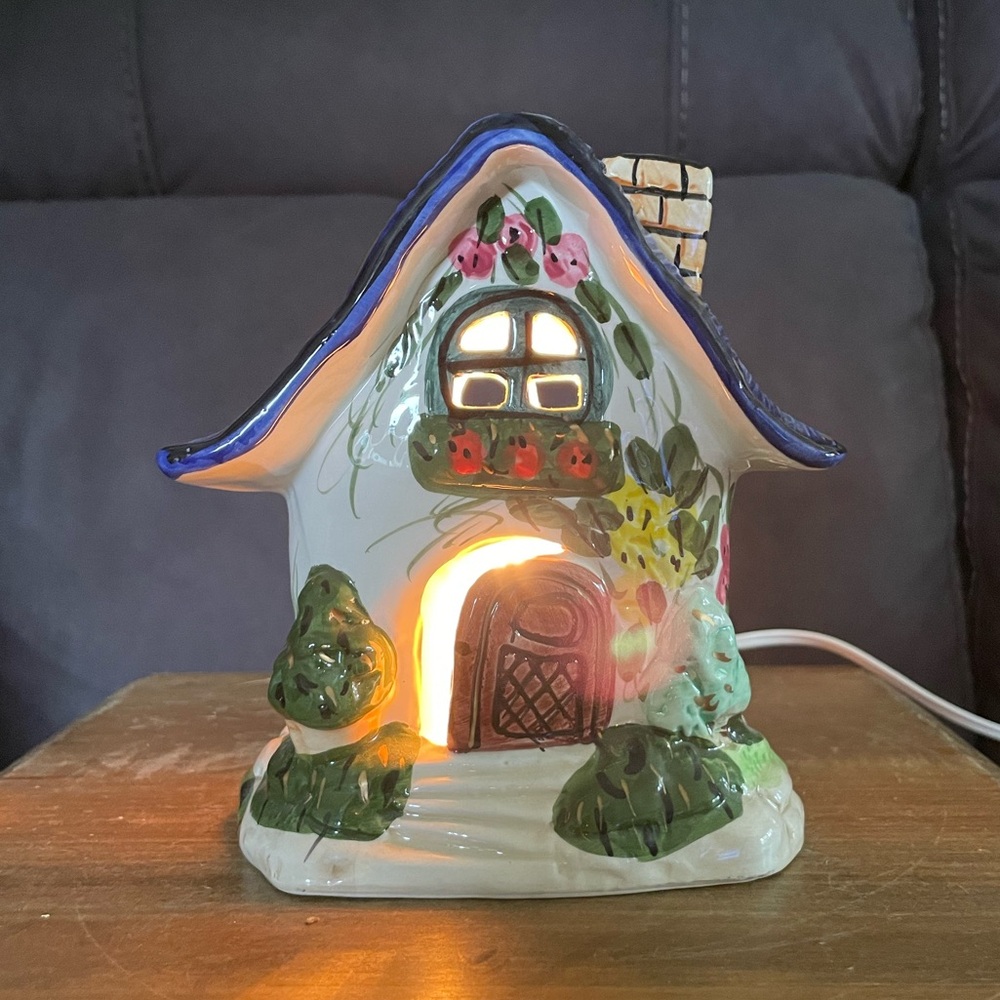 🌎 Ceramic Cottage Night Light